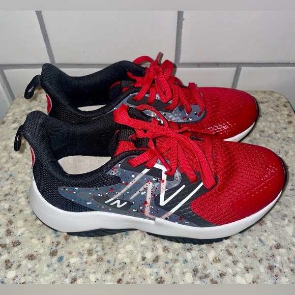 New Balance Kid’s Rave Run v2 Lace Up Running Shoe Size 1 in Red/Black - Picture 1 of 4
